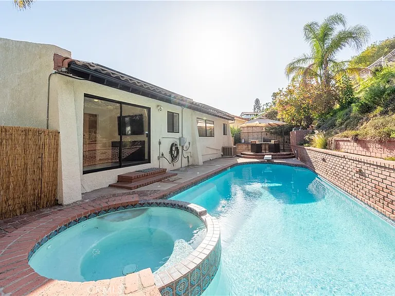 1350 E Tujunga Ave — Photo 41