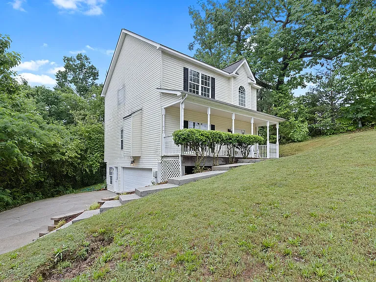 1362 Springview Dr — Photo 2