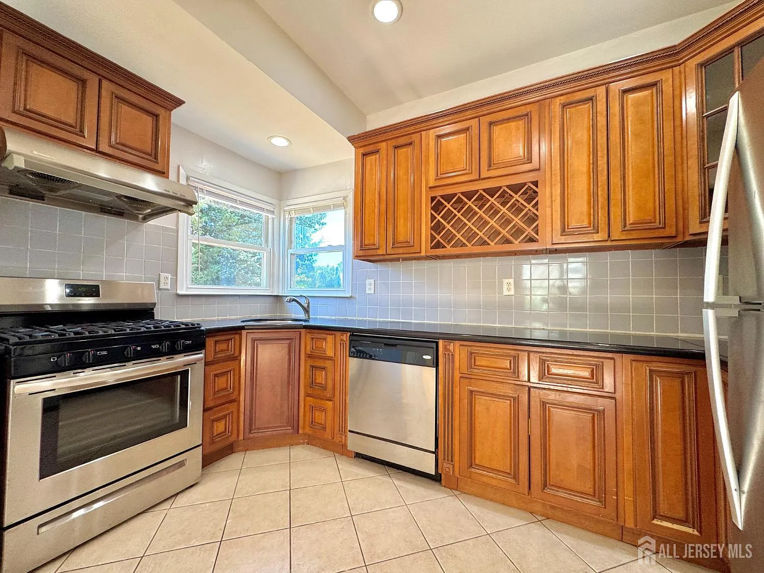 3 bed, 2.0 bath, 1800 sqft, $3,700 — Photo 4