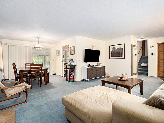 3rd image of 215 Kings Dr E