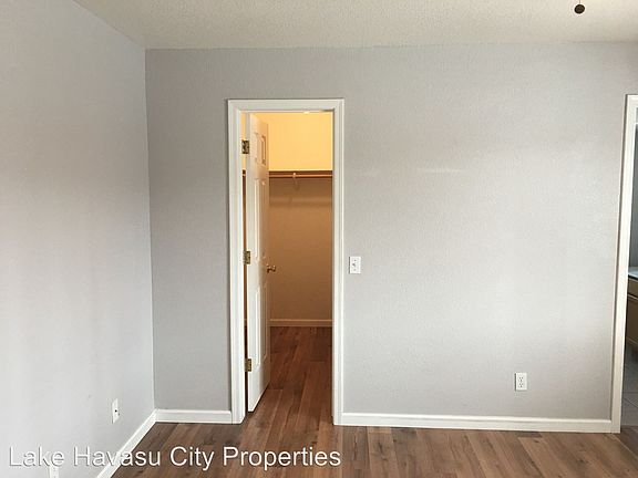 4th image of 1020 Desert View Dr