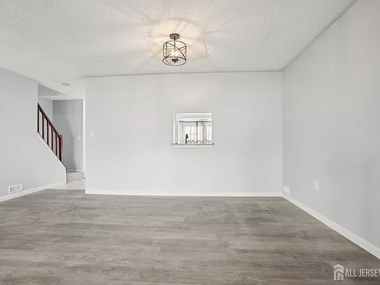 204 Hampshire Ct — Photo 5
