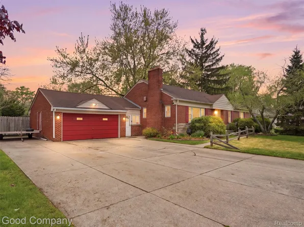 19706 Old Homestead Dr, Harper Woods, MI 48225