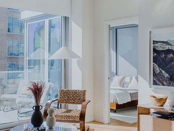 5th image of 547 W 47th St Room 909