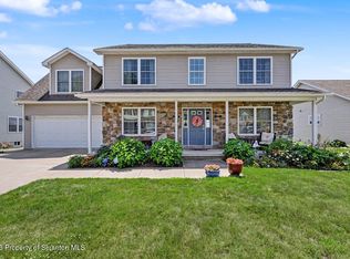 522 Wisteria Dr, Moosic, PA 18507