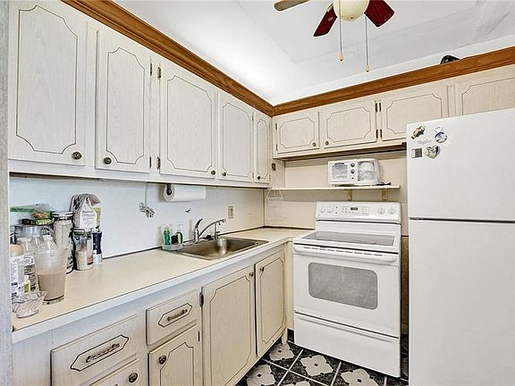 3rd image of 410 Durham N #410