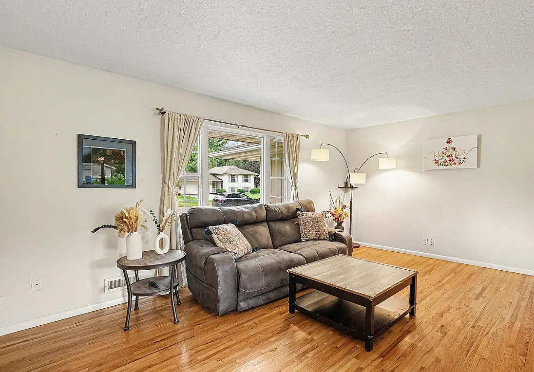 4 bed, 2372 sqft, $2,700 — Photo 3