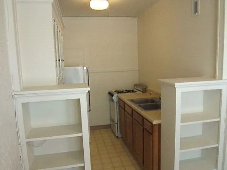 1544 E Broad St — Photo 3
