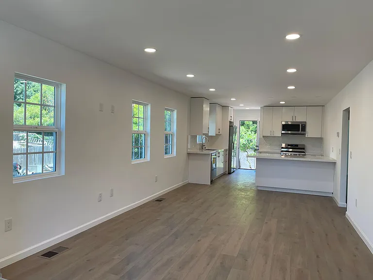 3102 Suter St — Photo 2