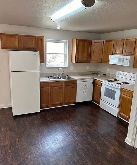 6884 Lexington Dr — Photo 41