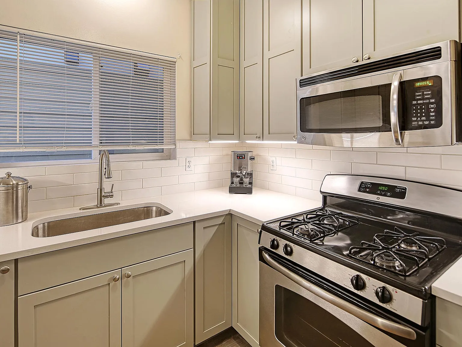 3 bed, 2.5 bath, 1425 sqft, $3,100 — Photo 2