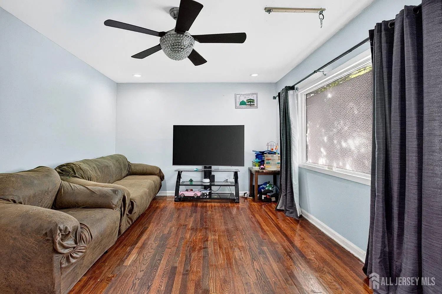 4 bed, 3.0 bath, 1548 sqft, $3,950 — Photo 4