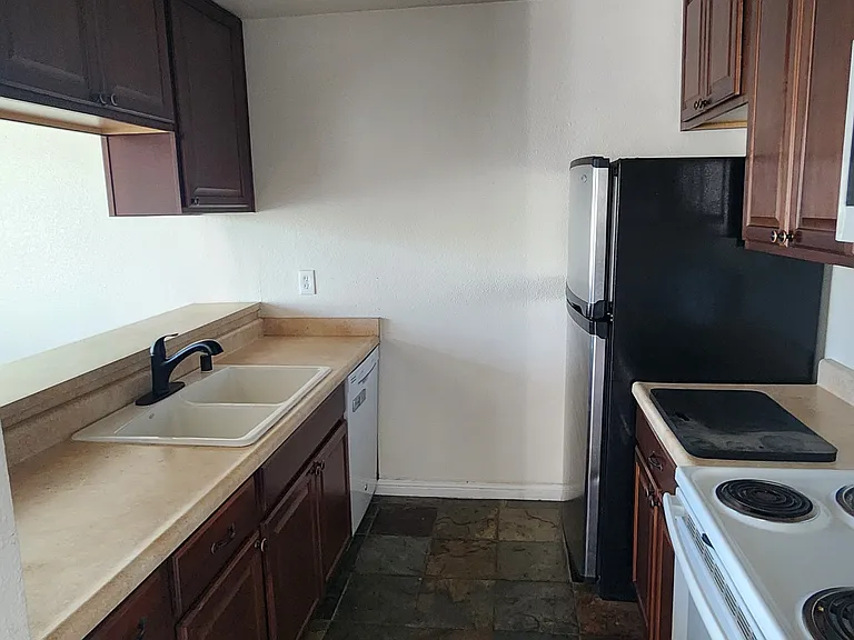 Echo Manor Apartments — Photo 5
