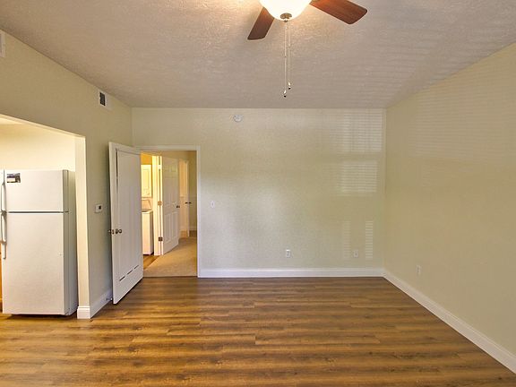 4th image of 3070 E Covenanter Dr