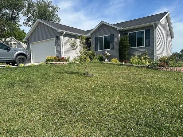 802 W Saline St, Blue Hill, NE 68930