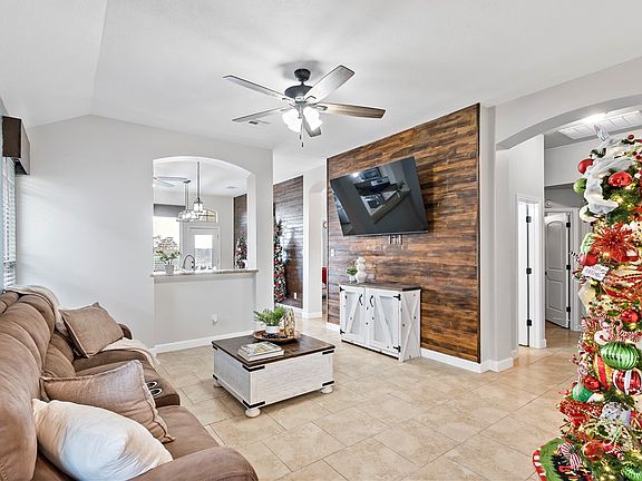 4th image of 1010 Venice Dr