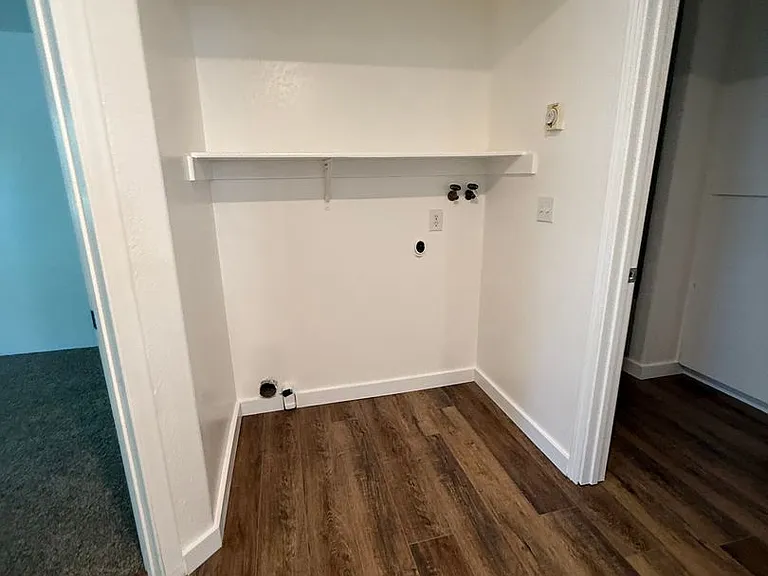 754 N Riverside Ave — Photo 6