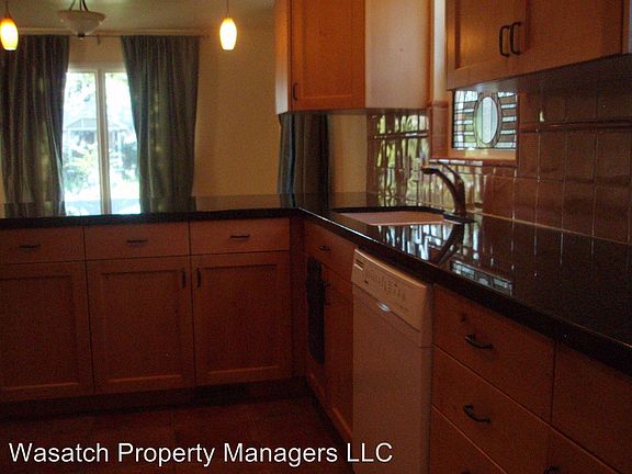5th image of 2724 S Beverly St