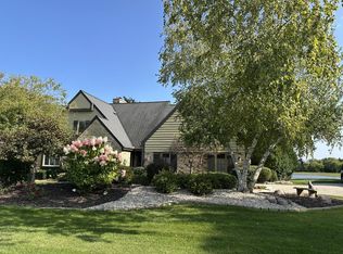 2627 W Lake Isle Dr, Mequon, WI 53092