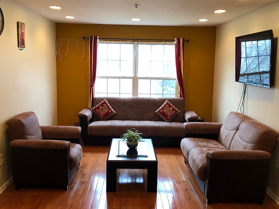 Living room/hardwood floors