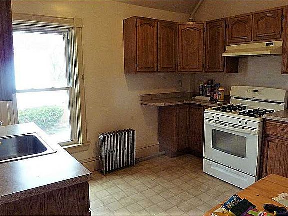 2nd image of 195 Woodbine St