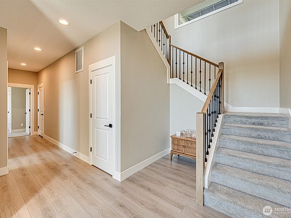 4th image of 123 W 13th Way