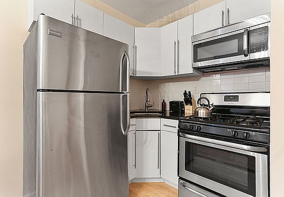 5th image of 23 E 109th St APT 4L