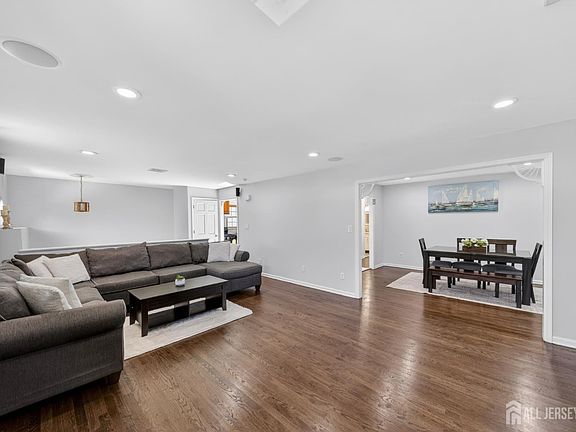5th image of 36 Aylin St