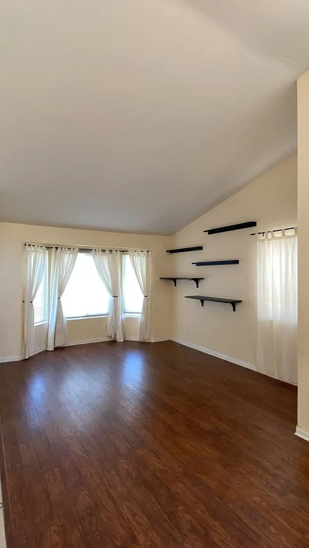 East Palmdale Home — Photo 3