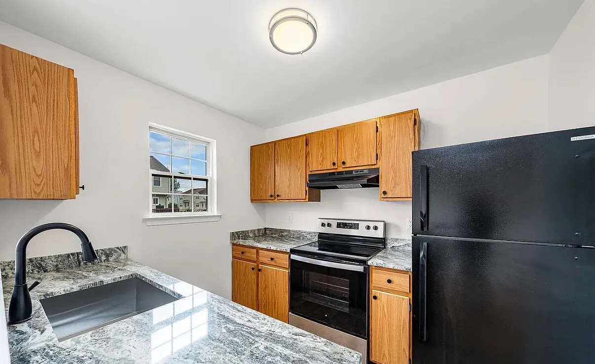 3 bed, 1125 sqft, $2,450 — Photo 2
