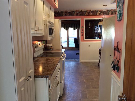 2nd image of 648 Helen St