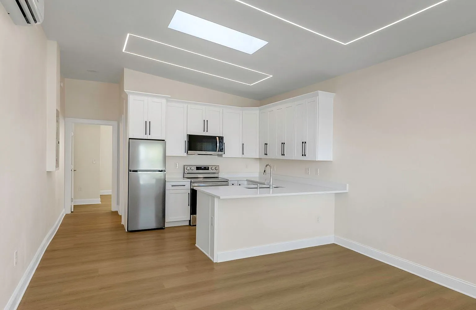 Charming 2 Bedroom, 2 Bathroom Dunedin Triplex Prime Location! Coming Soon — Photo 4