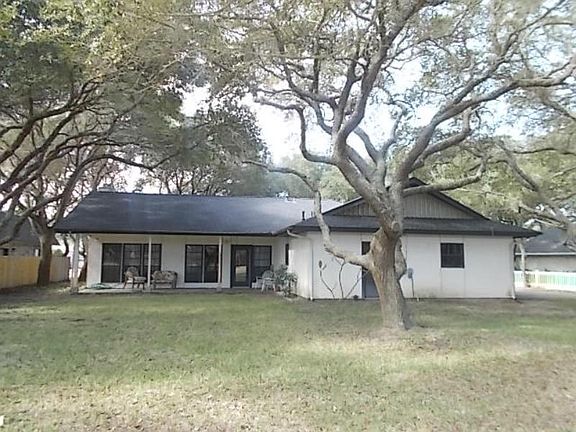 3rd image of 408 Fairway Oaks St