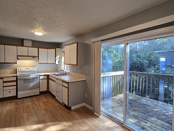 4th image of 131 SE Ainslee Ave Unit B