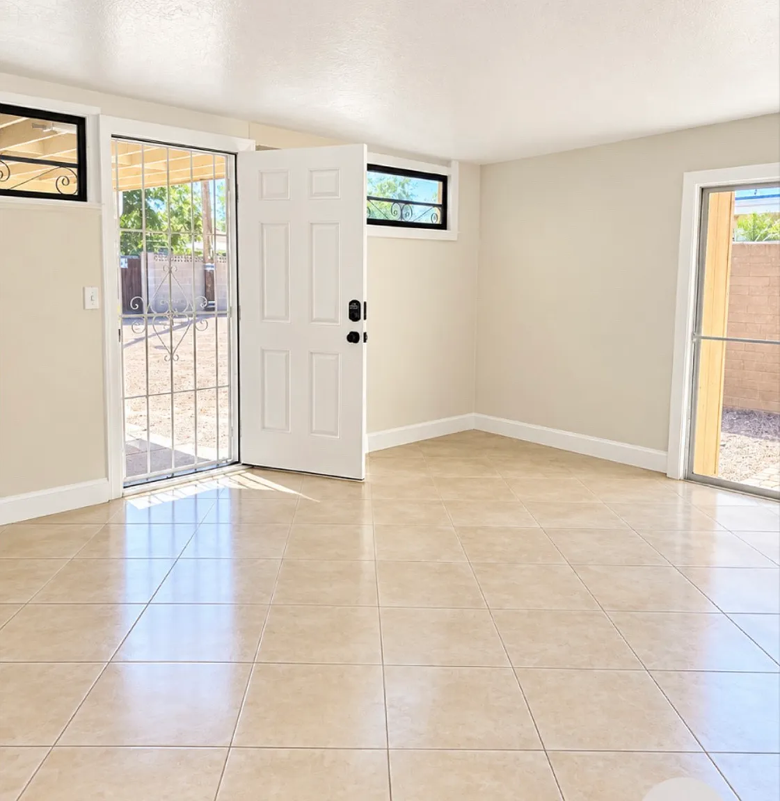 553 N Hobson Plz — Photo 1