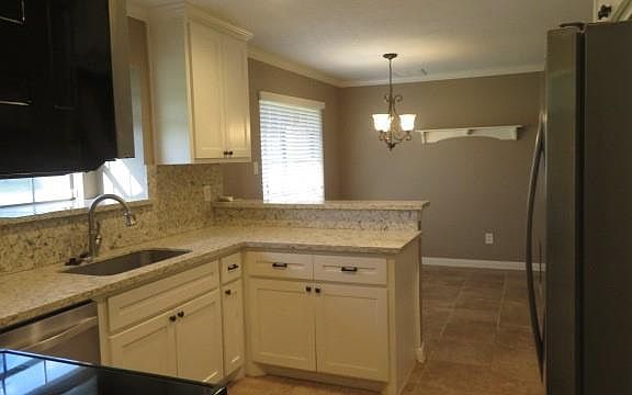 4th image of 803 Briarmeadow Ave