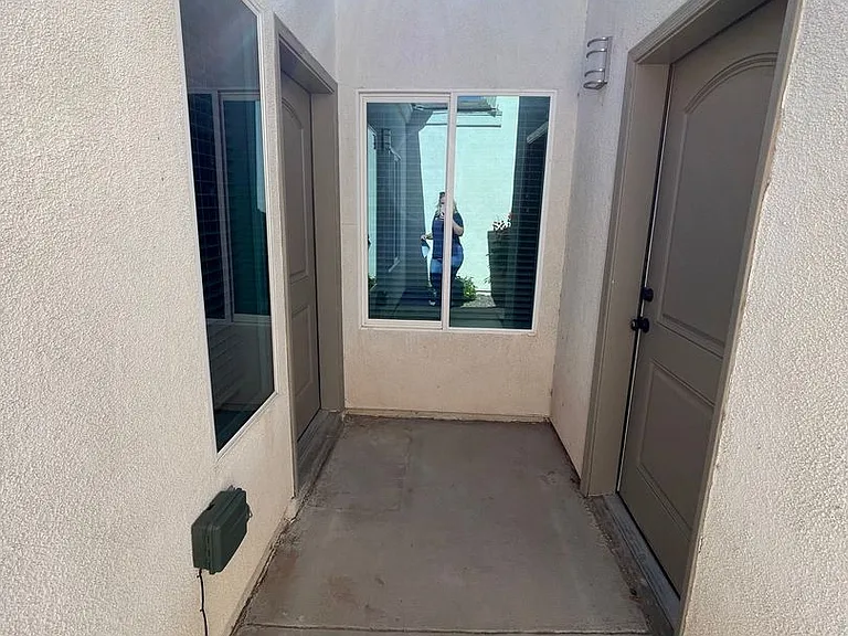 344 E Orchid St — Photo 3
