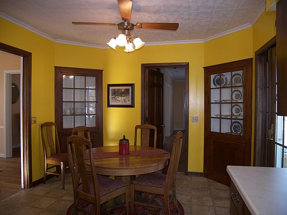 Breakfast area/kitchen