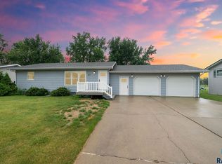 411 N Douglas St, Howard, SD 57349