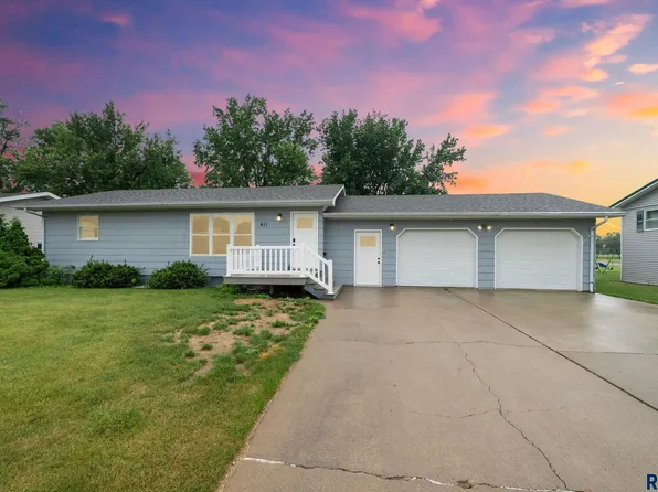 411 N Douglas St, Howard, SD 57349