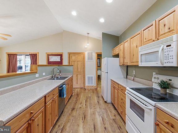 4th image of 86 Maple Ave