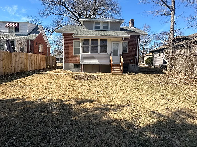 1610 Purdue Ave — Photo 13