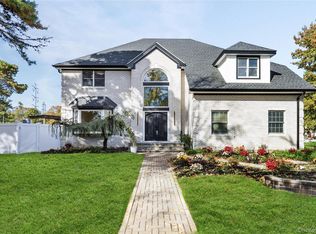 21 Pine Edge Place, Dix Hills, NY 11746