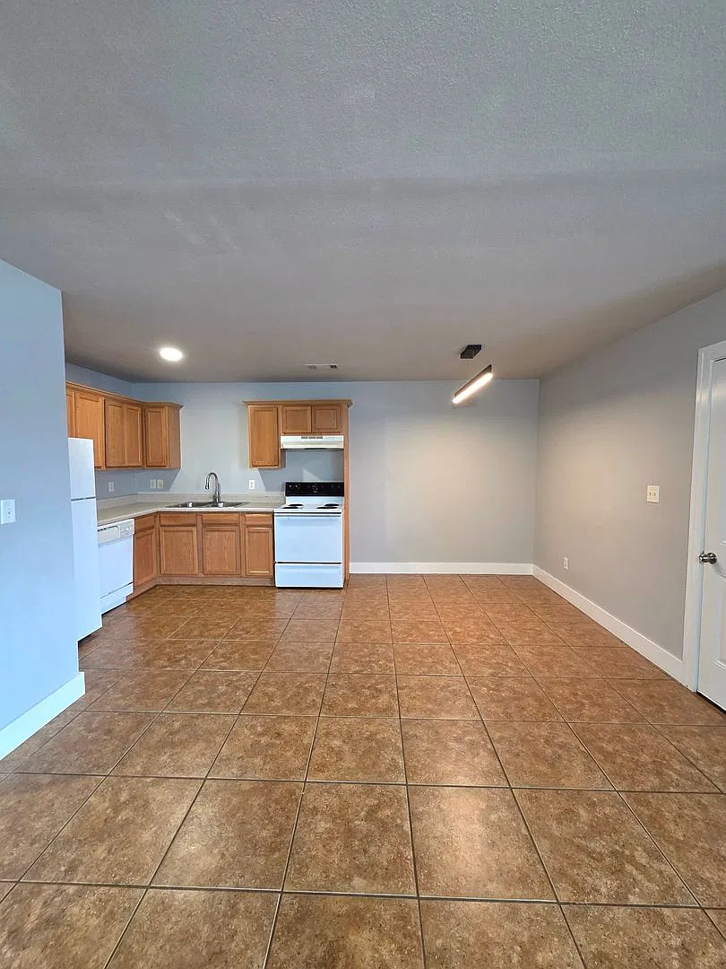 Single-Level 3-Bedroom Home with Fenced Backyard in Rogers — Photo 4