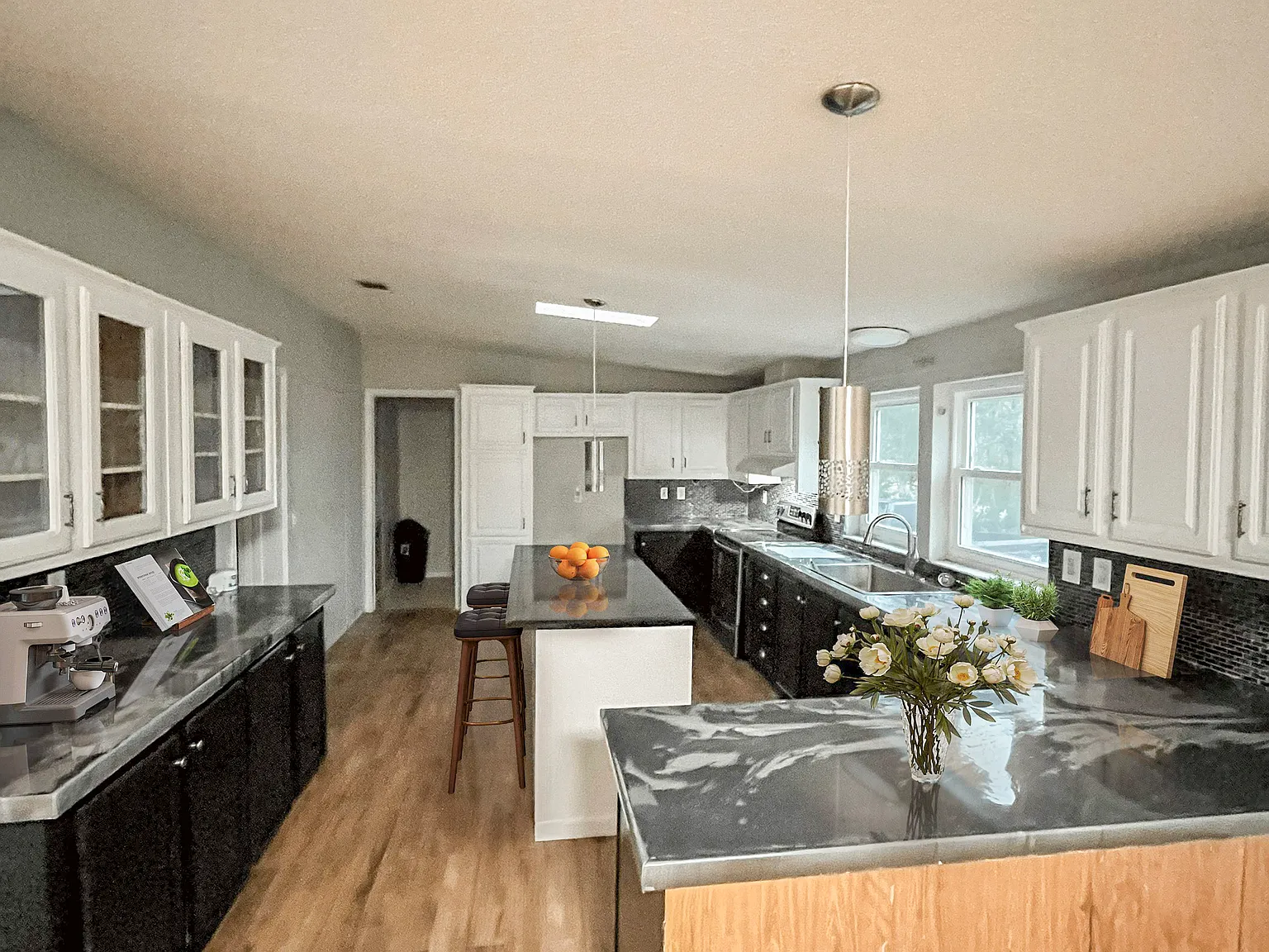 3 bed, 2.0 bath, 2600 sqft, $966 — Photo 3