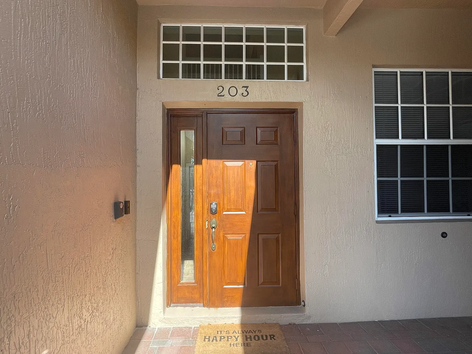 3 bed, 2.0 bath, 1716 sqft, $3,900 — Photo 2