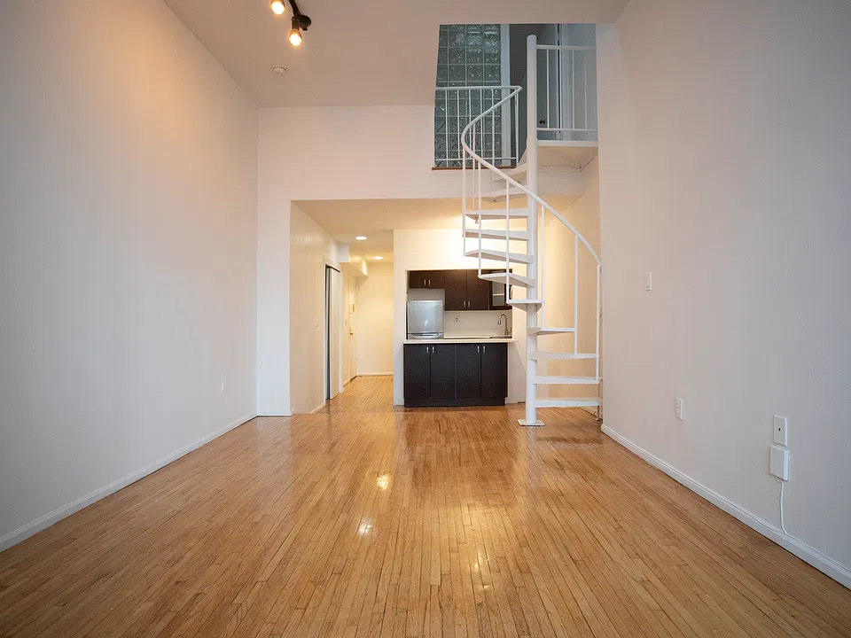 220 W 14th St #5C