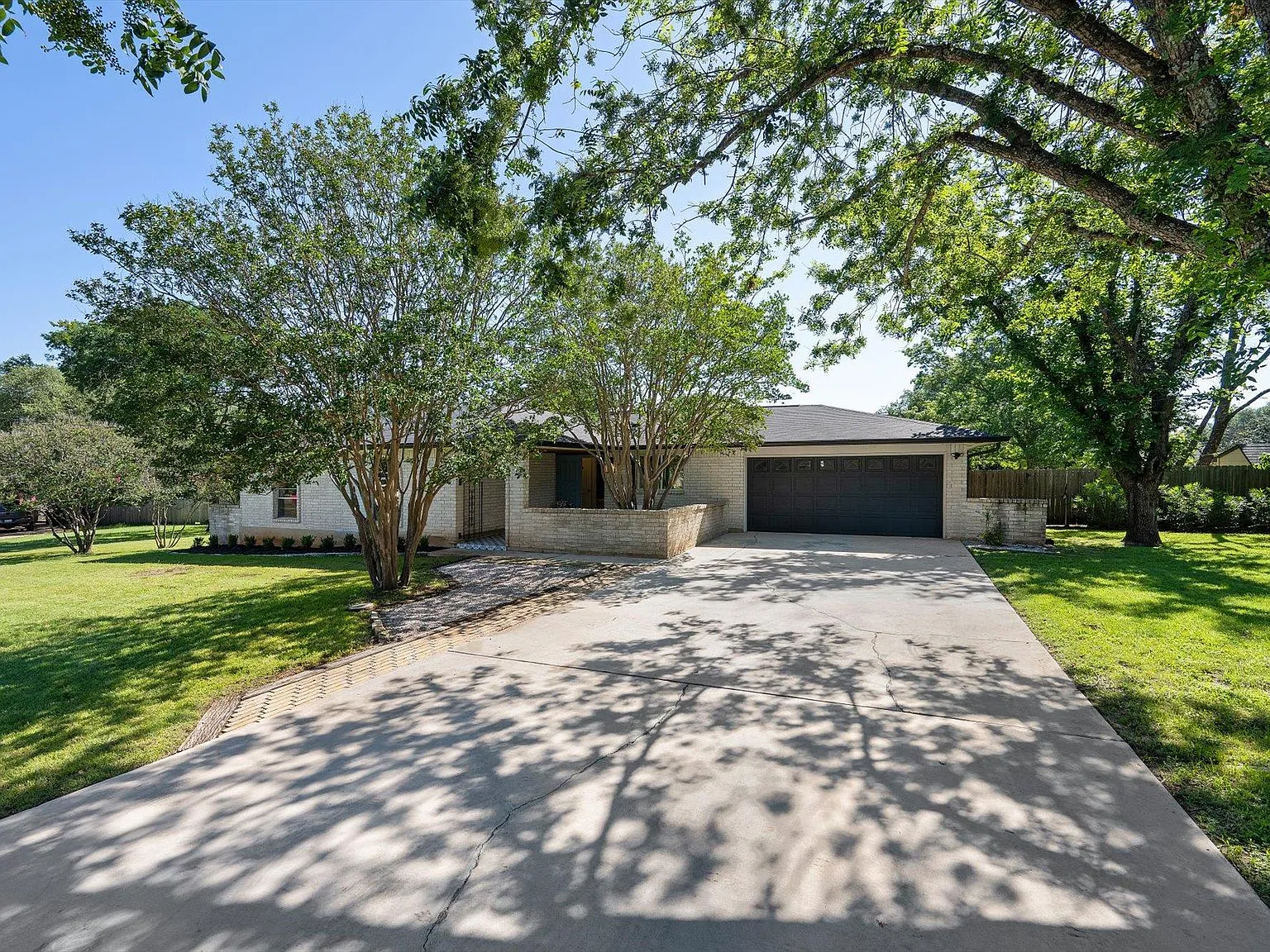 3 bed, 2.0 bath, 1593 sqft, $2,695 — Photo 4
