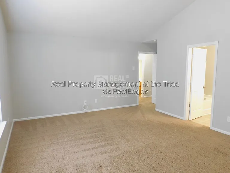 8 Rockport Ct — Photo 15