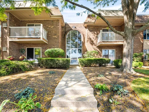 910 W Alleghany Dr APT 2A, Arlington Heights, IL 60004